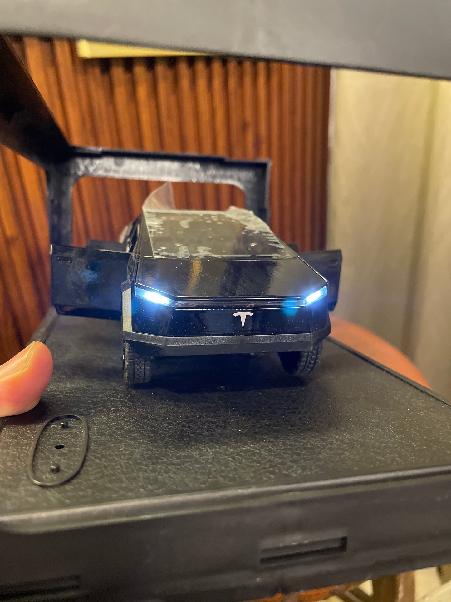 Tesla cyber truck (1:24)